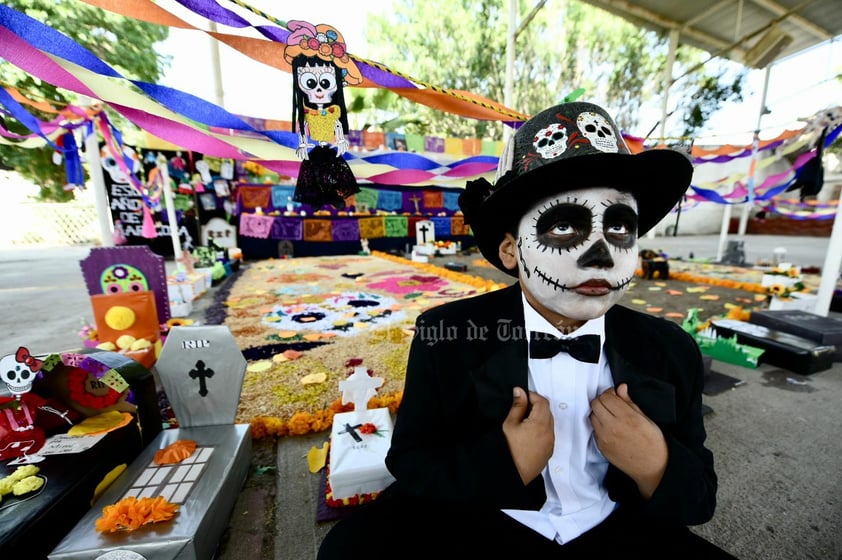 Escuelas de La Laguna viven el Día de Muertos con sus tradicionales altares