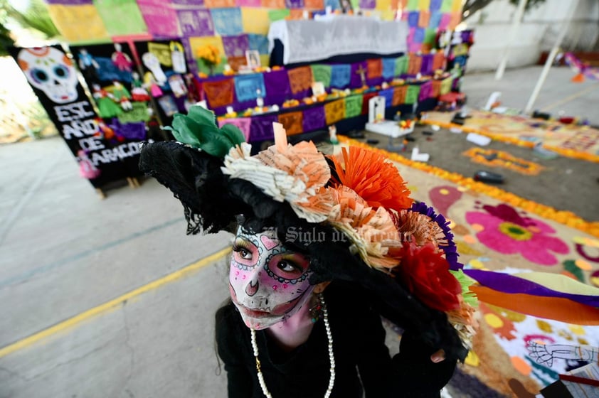 Escuelas de La Laguna viven el Día de Muertos con sus tradicionales altares