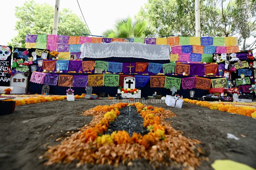 Escuelas de La Laguna viven el Día de Muertos con sus tradicionales altares