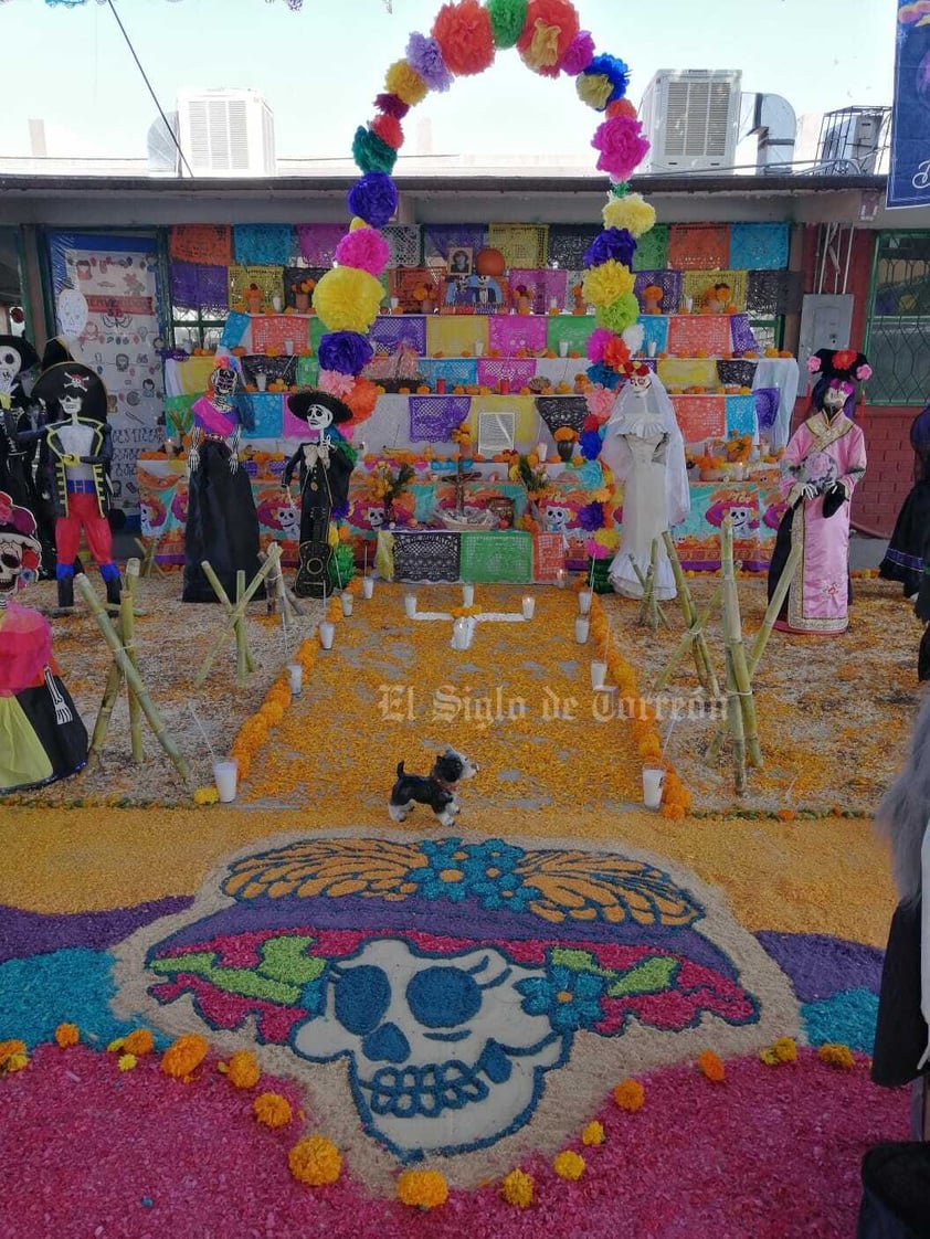 Escuelas de La Laguna viven el Día de Muertos con sus tradicionales altares