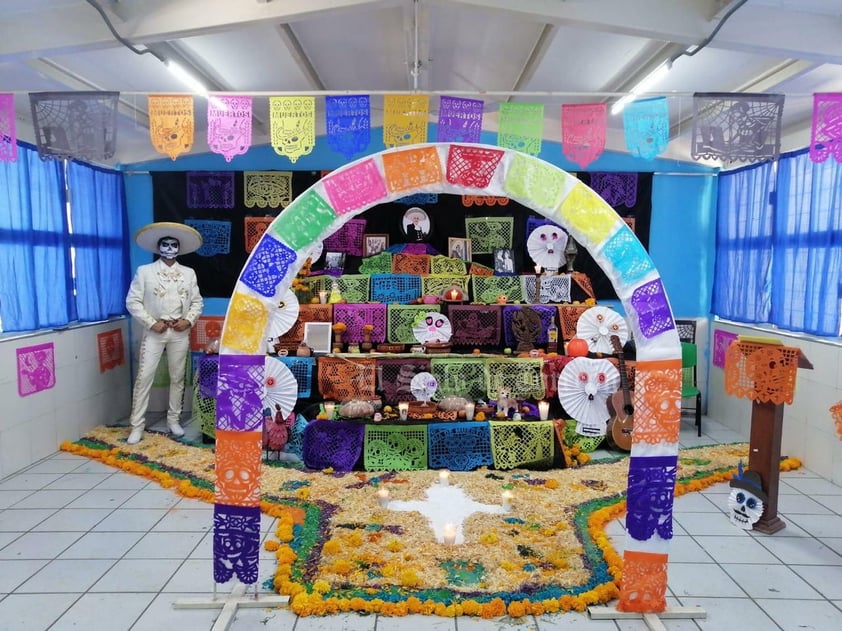 Escuelas de La Laguna viven el Día de Muertos con sus tradicionales altares