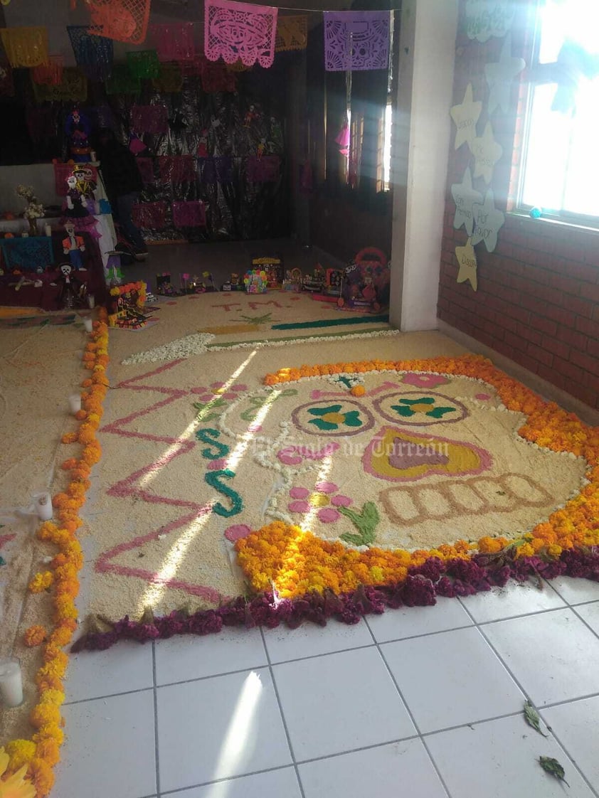 Escuelas de La Laguna viven el Día de Muertos con sus tradicionales altares