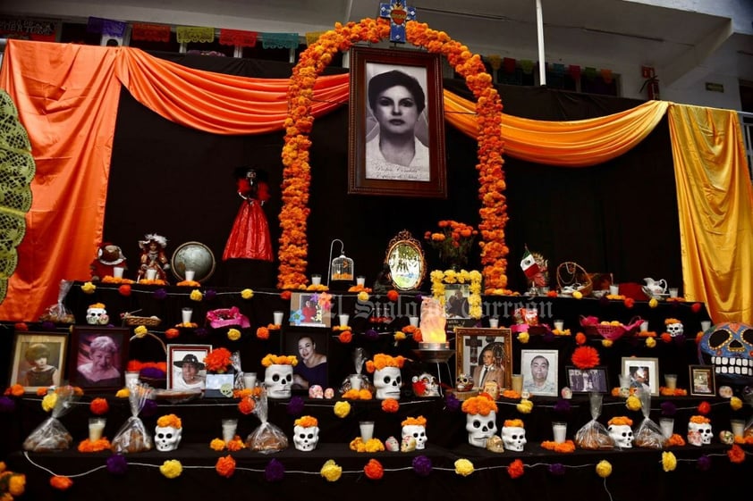 Escuelas de La Laguna viven el Día de Muertos con sus tradicionales altares