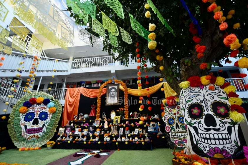 Escuelas de La Laguna viven el Día de Muertos con sus tradicionales altares