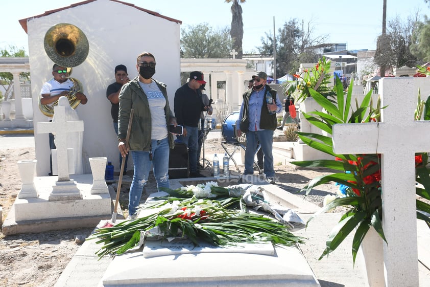 Cementerios de Coahuila y Durango reciben a familiares en Día de Muertos