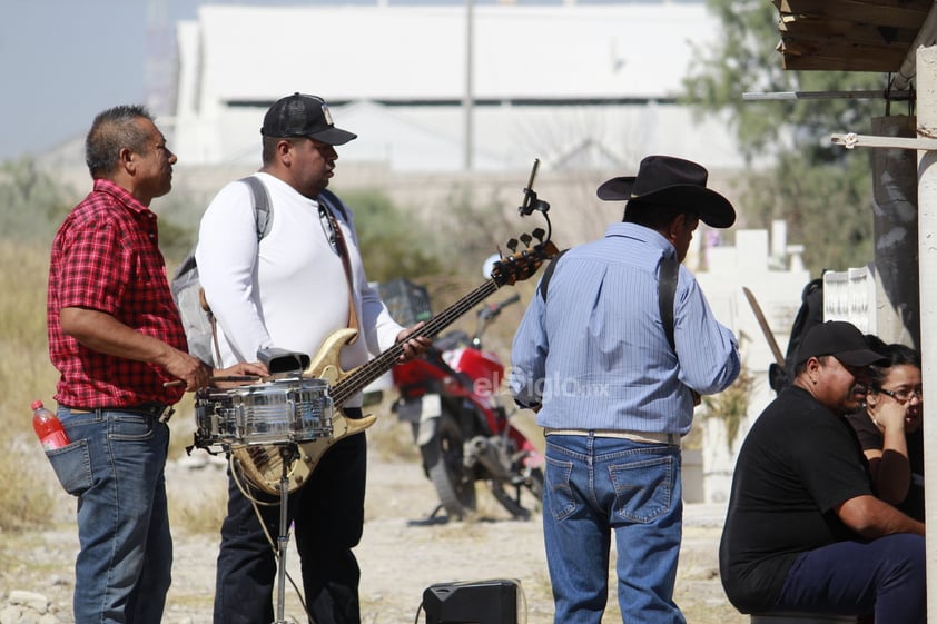 Cementerios de Coahuila y Durango reciben a familiares en Día de Muertos