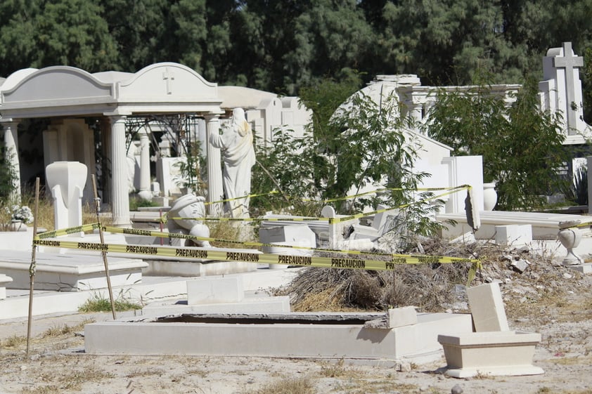 Cementerios de Coahuila y Durango reciben a familiares en Día de Muertos