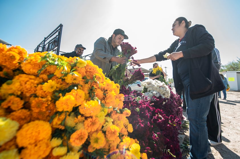 Cementerios de Coahuila y Durango reciben a familiares en Día de Muertos