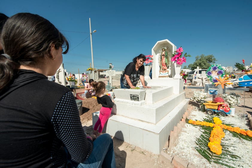 Cementerios de Coahuila y Durango reciben a familiares en Día de Muertos