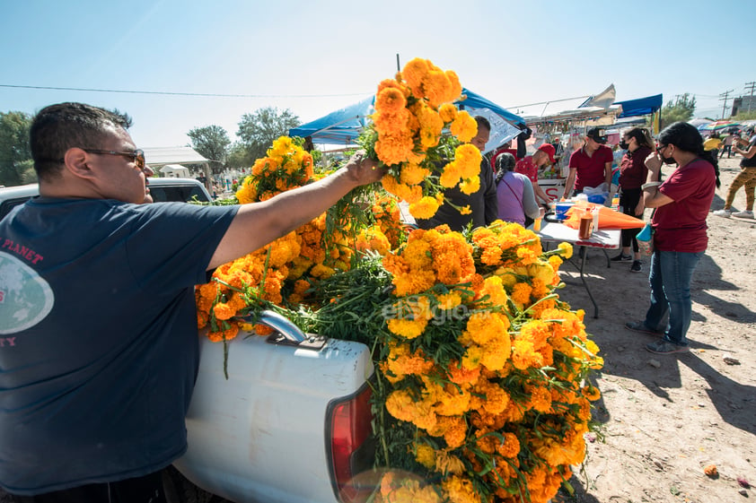 Cementerios de Coahuila y Durango reciben a familiares en Día de Muertos