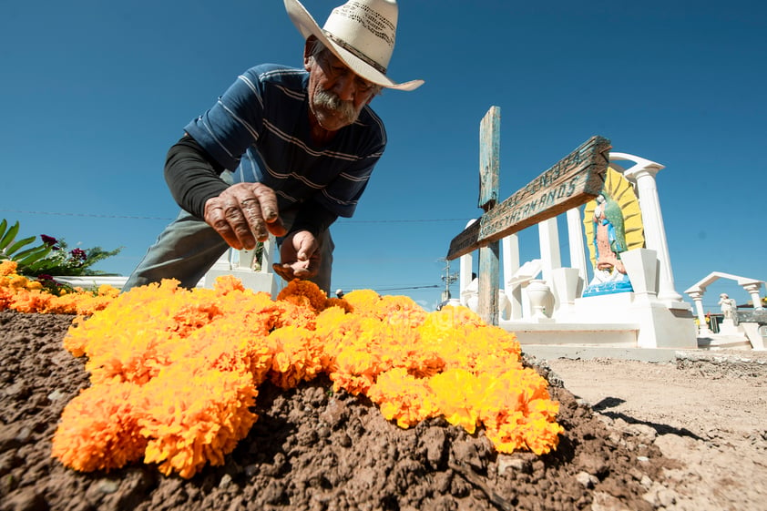 Cementerios de Coahuila y Durango reciben a familiares en Día de Muertos