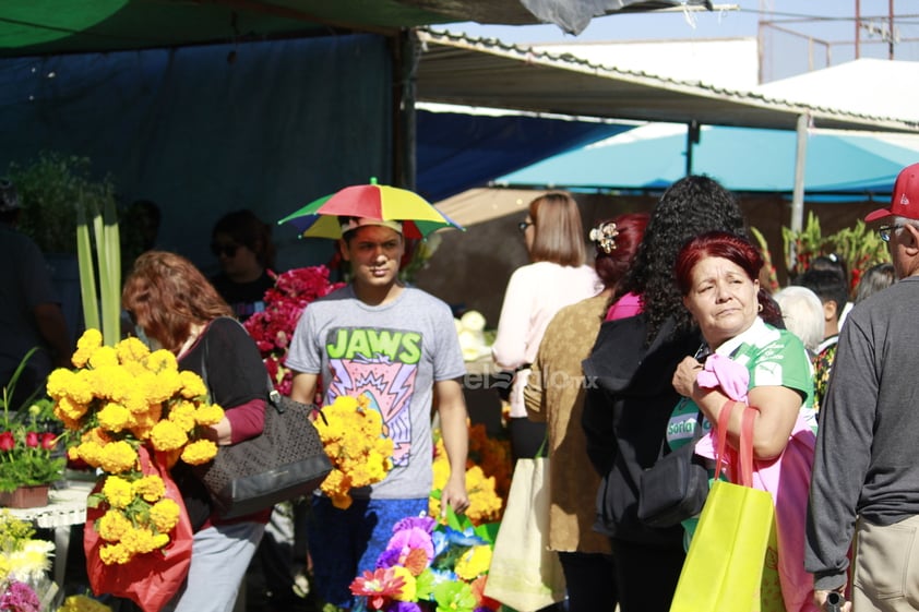 Cementerios de Coahuila y Durango reciben a familiares en Día de Muertos