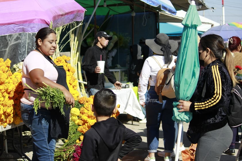 Cementerios de Coahuila y Durango reciben a familiares en Día de Muertos