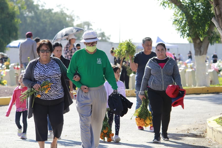 Cementerios de Coahuila y Durango reciben a familiares en Día de Muertos