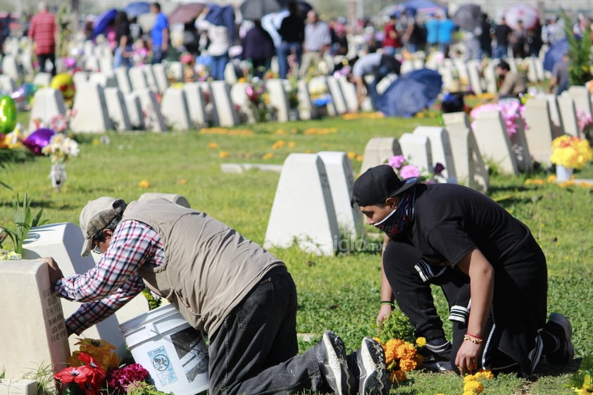 Cementerios de Coahuila y Durango reciben a familiares en Día de Muertos