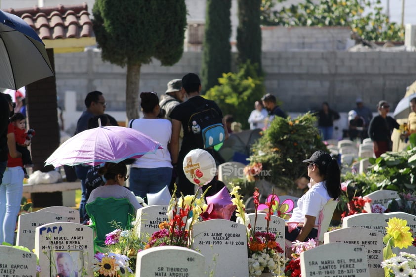 Cementerios de Coahuila y Durango reciben a familiares en Día de Muertos