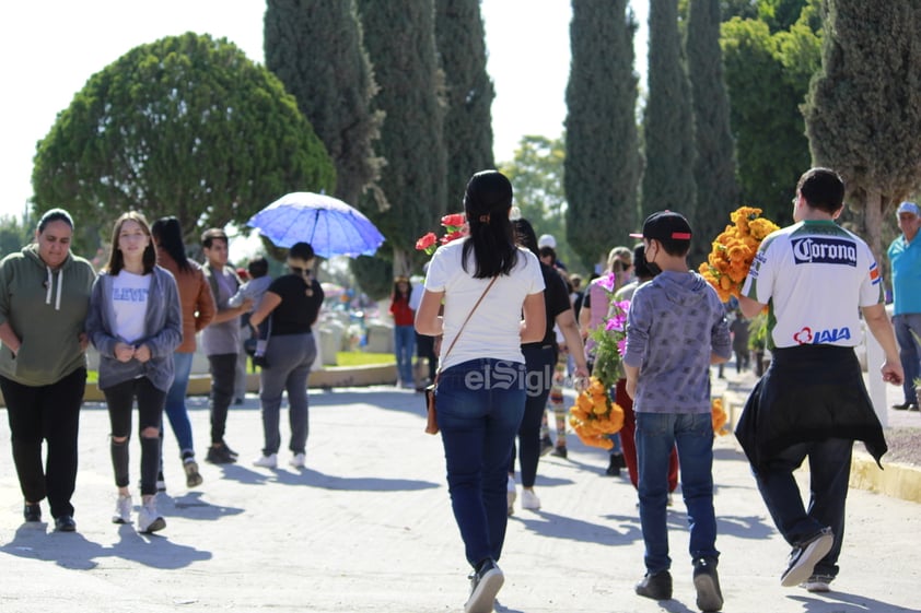 Cementerios de Coahuila y Durango reciben a familiares en Día de Muertos