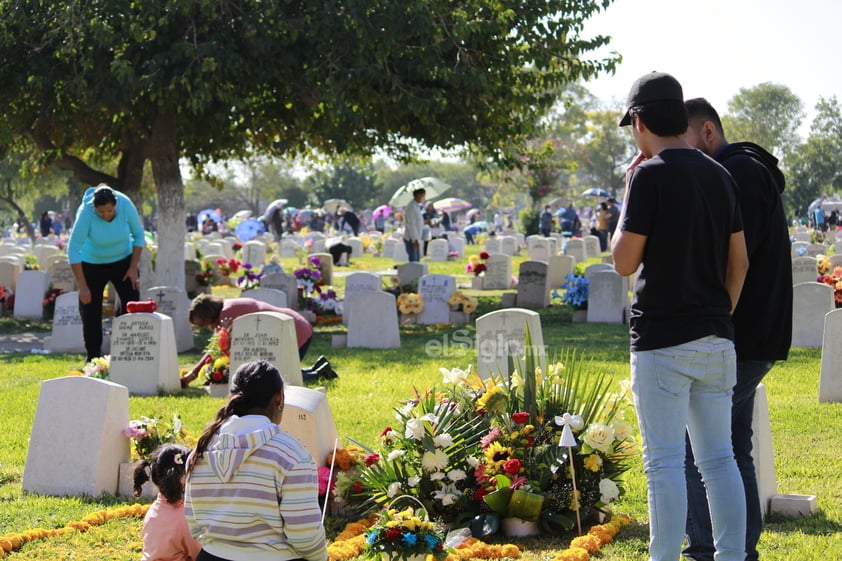 Cementerios de Coahuila y Durango reciben a familiares en Día de Muertos