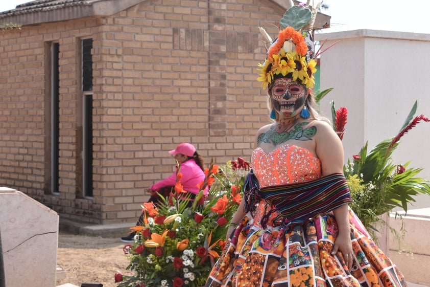 Monclova, Coahuila, 2 de noviembre de 2022.- Este día de muertos entre 30 y 35 mil personas visitan los dos panteones municipales de Monclova, superando la cantidad que acudió a los camposantos de la municipalidad el año pasado.

José González Ortiz, director de panteones públicos, indicó que personal de diferentes departamentos del Ayuntamiento de Monclova apoyaron al parque funerario para limpieza y mantenimiento previo al día de los fieles difuntos.