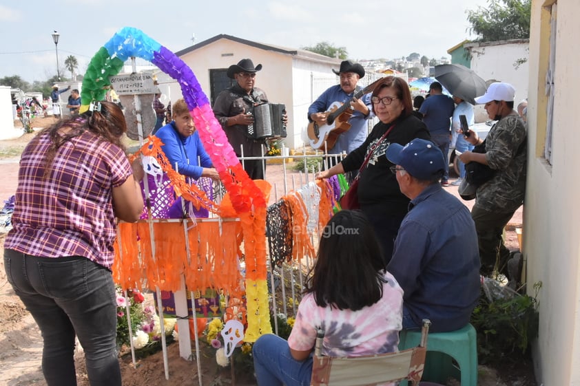 Monclova, Coahuila, 2 de noviembre de 2022.- Este día de muertos entre 30 y 35 mil personas visitan los dos panteones municipales de Monclova, superando la cantidad que acudió a los camposantos de la municipalidad el año pasado.

José González Ortiz, director de panteones públicos, indicó que personal de diferentes departamentos del Ayuntamiento de Monclova apoyaron al parque funerario para limpieza y mantenimiento previo al día de los fieles difuntos.