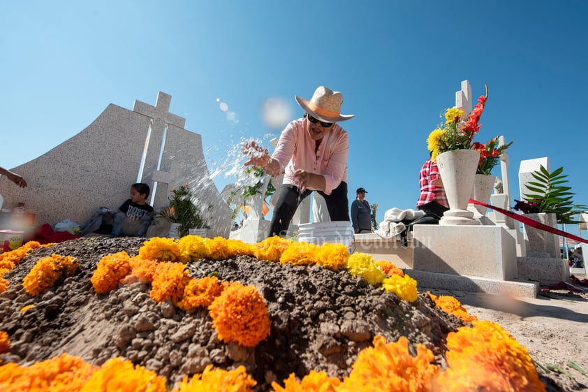 Flores y dedicación. Familias dieron mantenimiento a las tumbas y colocaron coloridas flores sobre ellas, durante la celebración del Día de Muertos en Torreón.