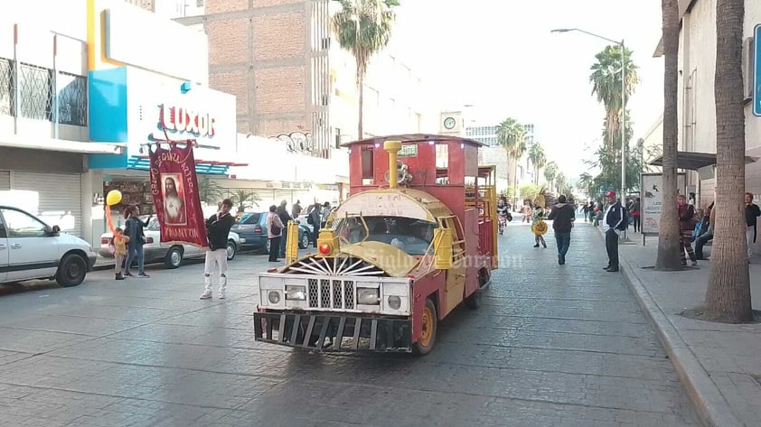 Ferrocarrileros peregrinan en Torreón celebrando su día