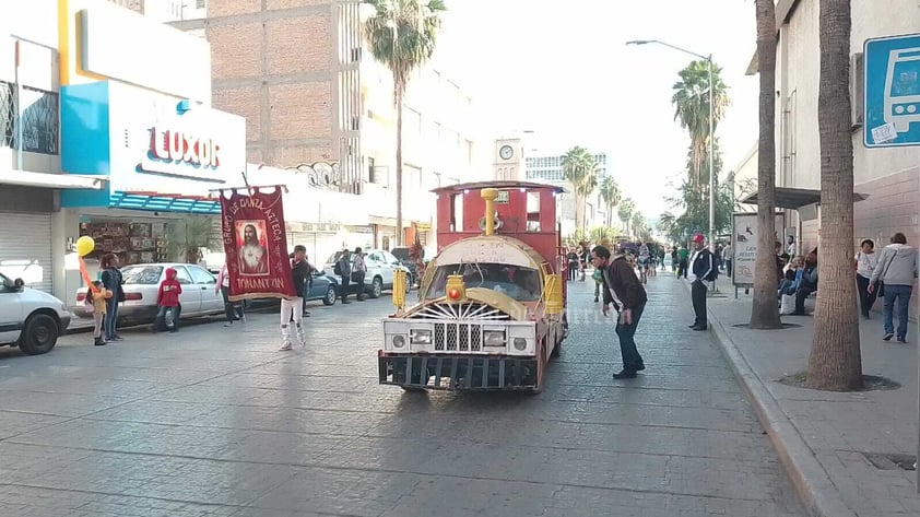 Ferrocarrileros peregrinan en Torreón celebrando su día