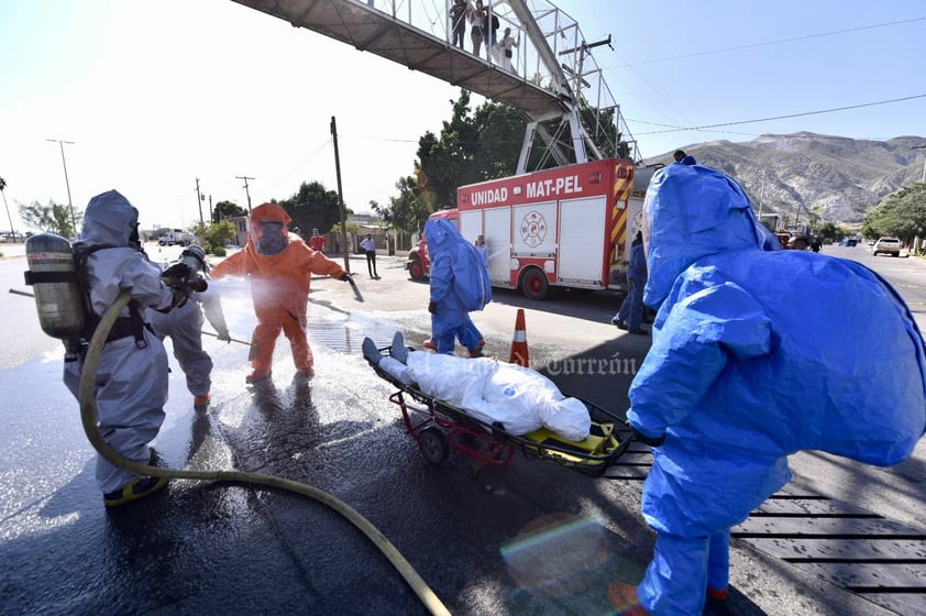 En simulacro, atienden choque de auto y pipa cargada con dióxido de azufre en Torreón