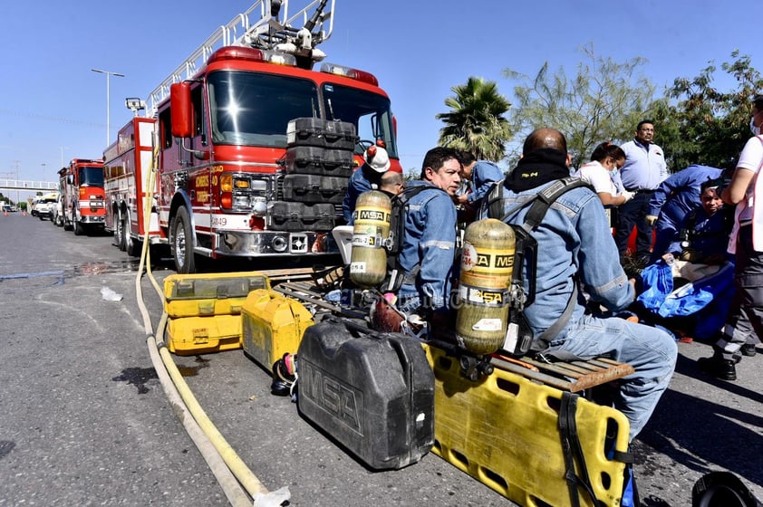 En simulacro, atienden choque de auto y pipa cargada con dióxido de azufre en Torreón