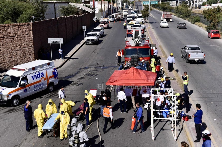 En simulacro, atienden choque de auto y pipa cargada con dióxido de azufre en Torreón