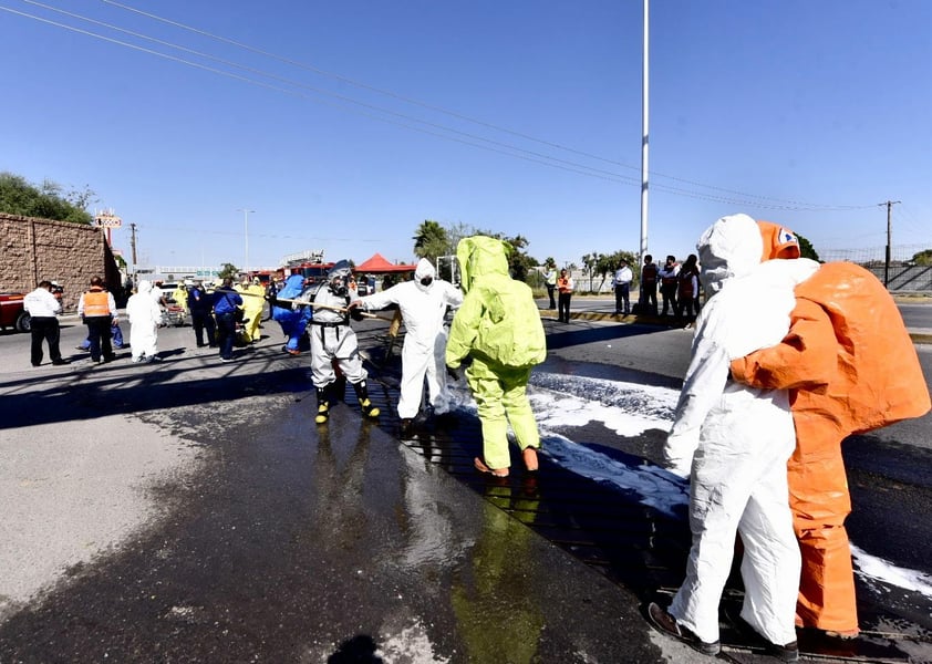 En simulacro, atienden choque de auto y pipa cargada con dióxido de azufre en Torreón