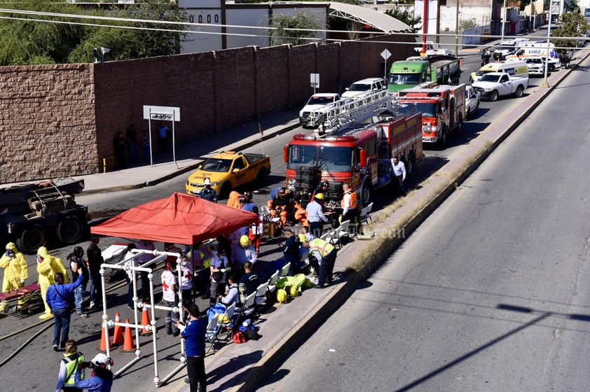 En simulacro, atienden choque de auto y pipa cargada con dióxido de azufre en Torreón