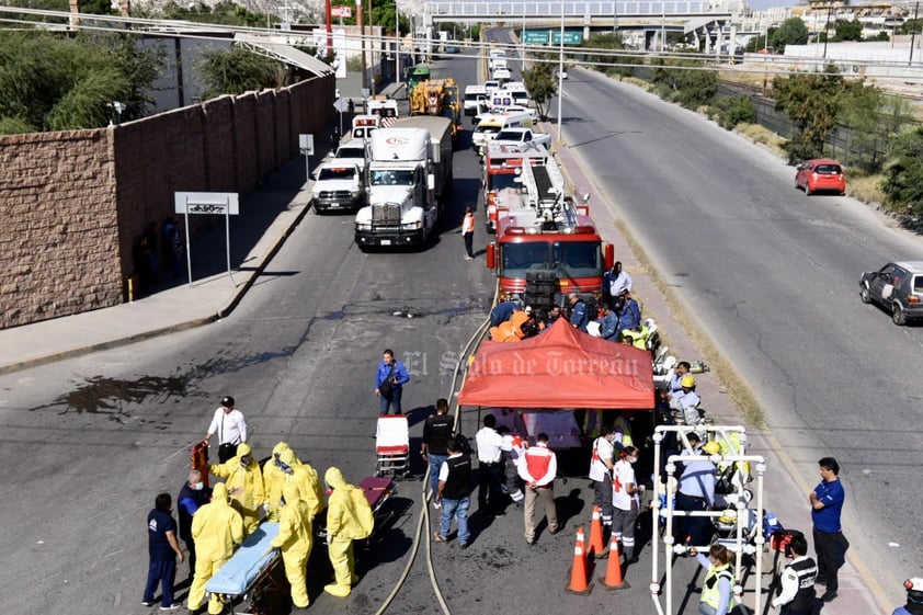 En simulacro, atienden choque de auto y pipa cargada con dióxido de azufre en Torreón