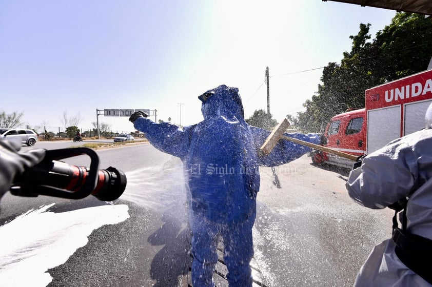 En simulacro, atienden choque de auto y pipa cargada con dióxido de azufre en Torreón