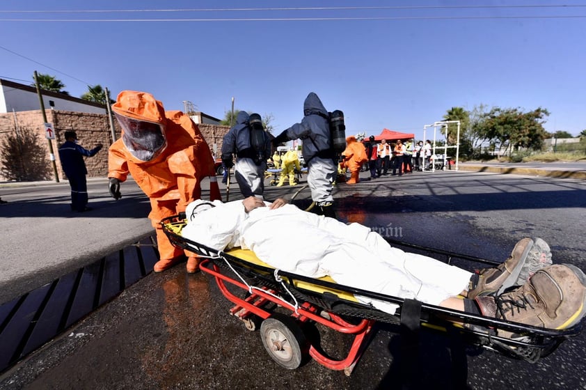 En simulacro, atienden choque de auto y pipa cargada con dióxido de azufre en Torreón