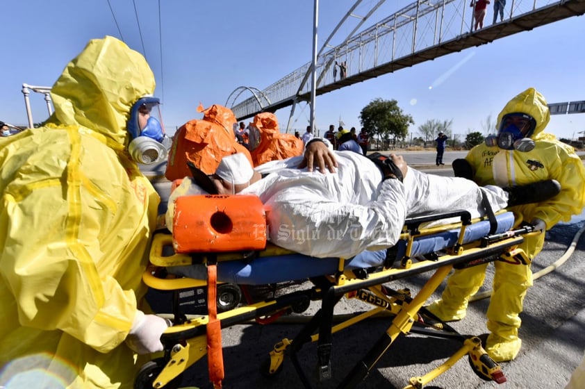 En simulacro, atienden choque de auto y pipa cargada con dióxido de azufre en Torreón