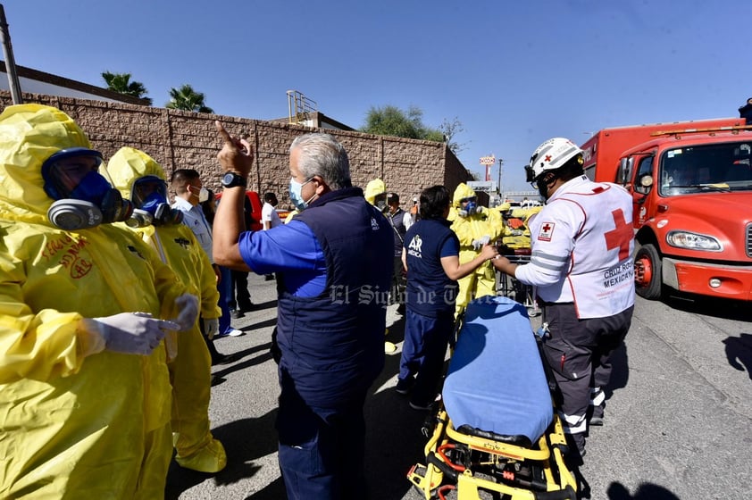 En simulacro, atienden choque de auto y pipa cargada con dióxido de azufre en Torreón