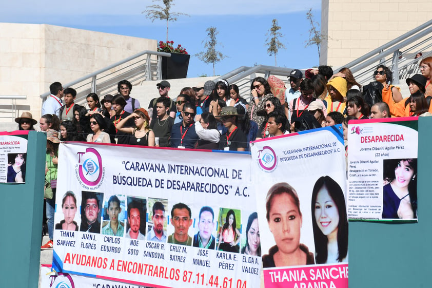 Colectivos y asistentes a la Muestra Nacional de Teatro unen voces por los desaparecidos