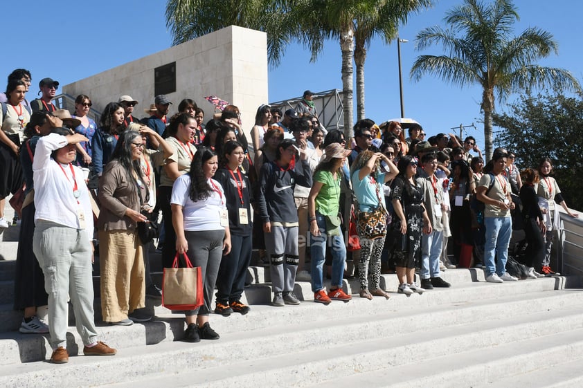 Colectivos y asistentes a la Muestra Nacional de Teatro unen voces por los desaparecidos