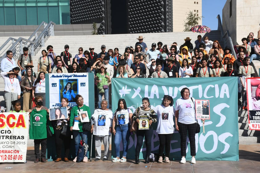 Colectivos y asistentes a la Muestra Nacional de Teatro unen voces por los desaparecidos