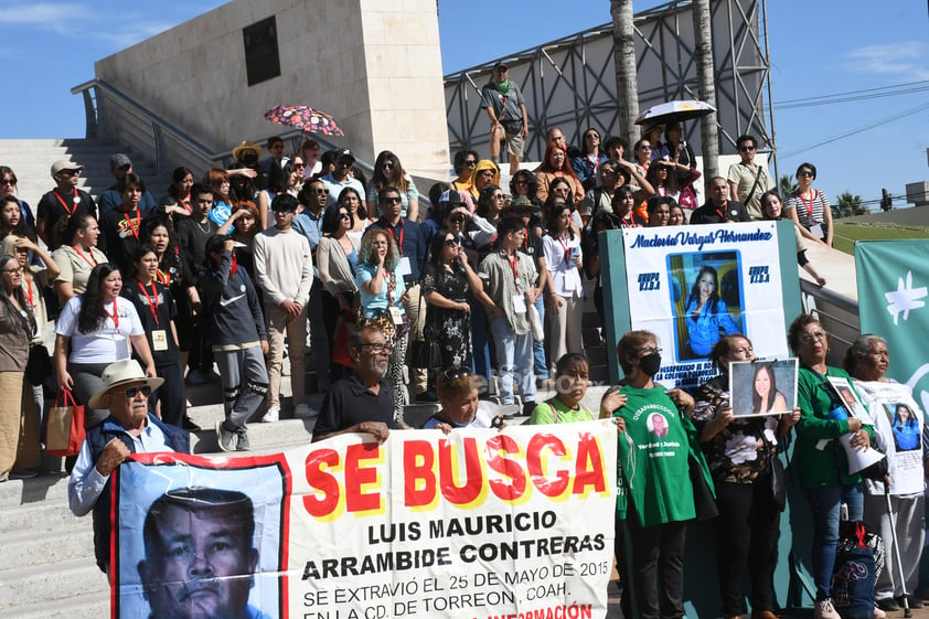 Colectivos y asistentes a la Muestra Nacional de Teatro unen voces por los desaparecidos