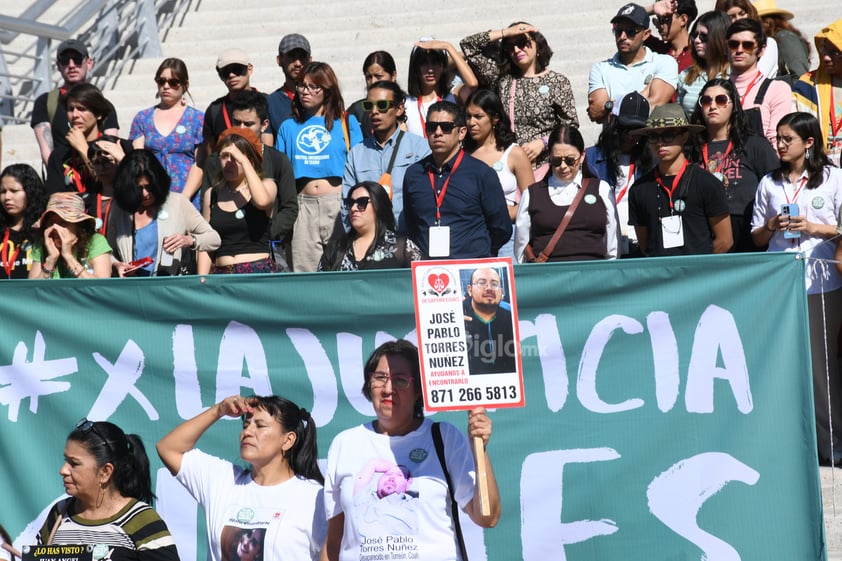 Colectivos y asistentes a la Muestra Nacional de Teatro unen voces por los desaparecidos