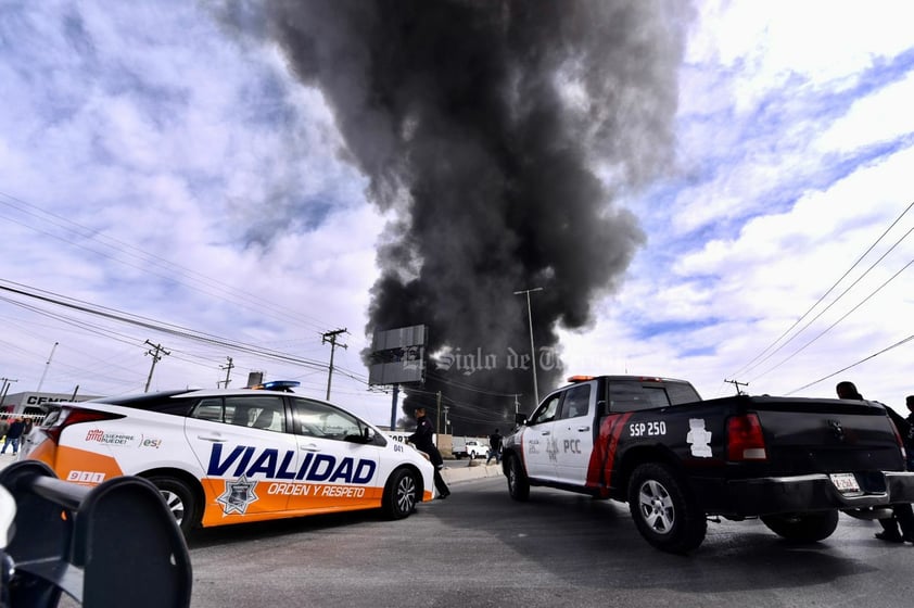 Alarma por fuerte incendio en dos empresas de Torreón; hay un trabajador fallecido