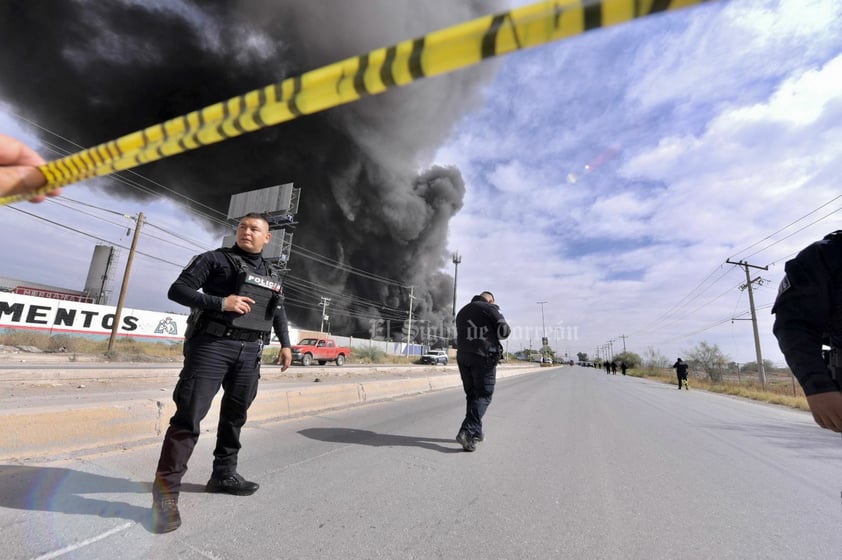 Alarma por fuerte incendio en dos empresas de Torreón; hay un trabajador fallecido