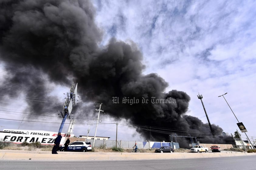 Alarma por fuerte incendio en dos empresas de Torreón; hay un trabajador fallecido