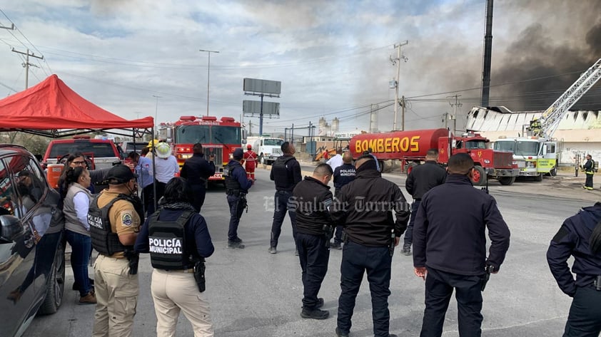 Alarma por fuerte incendio en dos empresas de Torreón; hay un trabajador fallecido