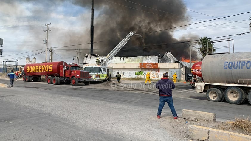 Alarma por fuerte incendio en dos empresas de Torreón; hay un trabajador fallecido