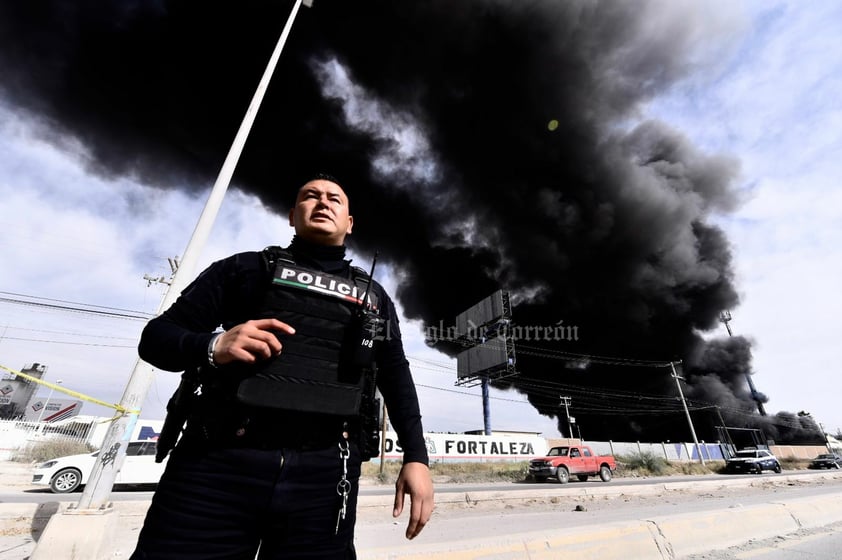 Alarma por fuerte incendio en dos empresas de Torreón; hay un trabajador fallecido