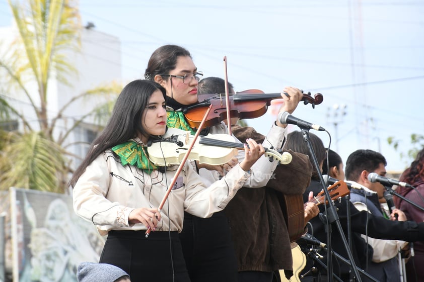 Con poca afluencia se desarrolla desfile de la Revolución en Torreón