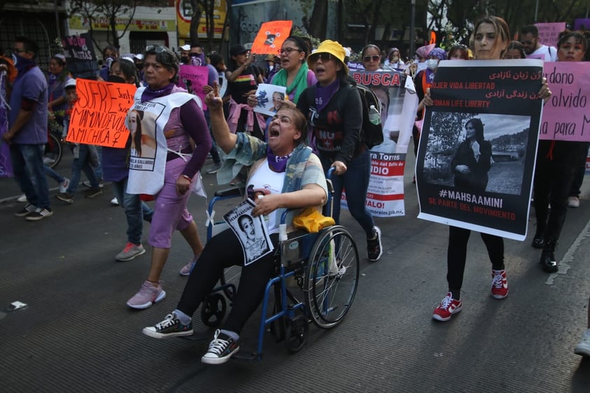 Cientos marchan en México por día contra Violencia de Género